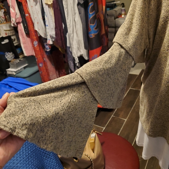 Very Soft Ruffle & Flare Sleeve- Large - Picture 2 of 3